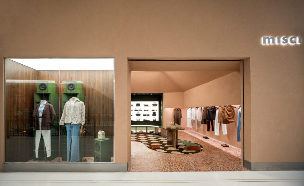 Arquitetura comercial contemporânea. Assinada por Gabriel Contreira e Airon Martin, a fachada e a vitrine da nova unidade no Pátio Higienópolis traduzem a identidade da marca para além do vestuário. 