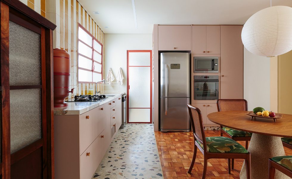 Reforma de apartamento preserva estética dos anos 50-70 | Casa Sul