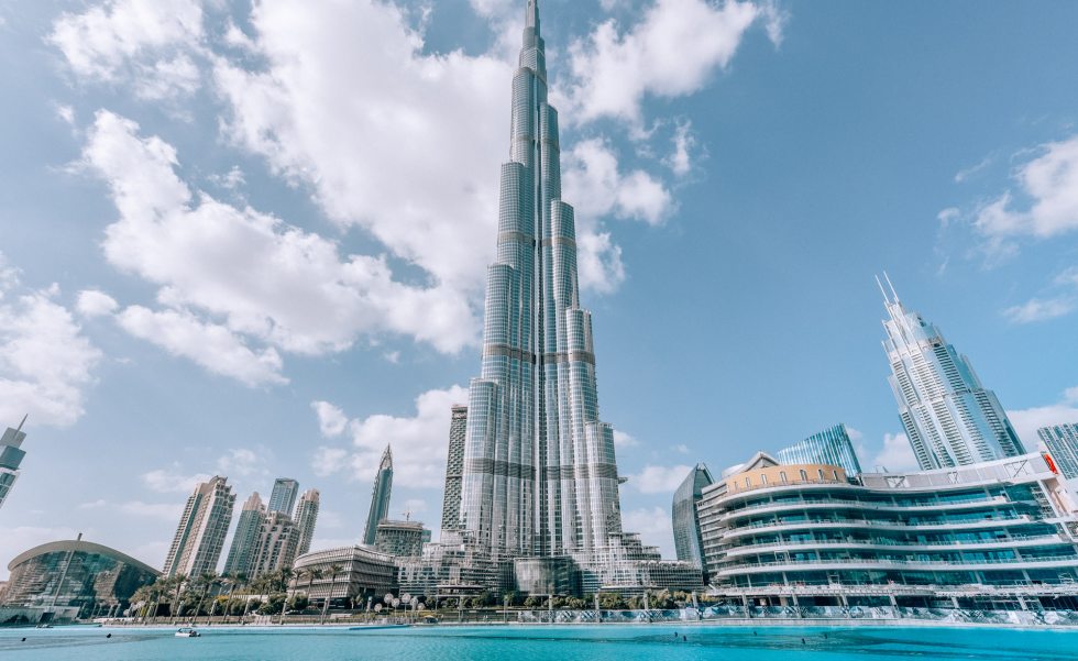 O Burj Khalifa, em Dubai, Emirados Árabes, tem 828 metros de altura distribuídos por 163 andares. Projetado pelo escritório norte-americano Skidmore, Owings &Merril (SOM) é o prédio mais alto do mundo