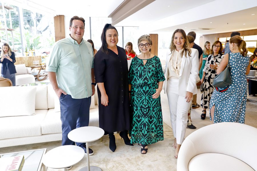 Os franqueados da Breton Curitiba, Ricardo e Bruna Fernandes com Karol Suguikawa e Yara Mendes  