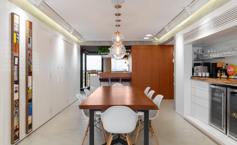 Um apartamento mais prático e espaços integrados fazem parte da nova fase do casal neste projeto de reforma Um apartamento mais prático e espaços integrados fazem parte da nova fase do casal neste projeto de reforma