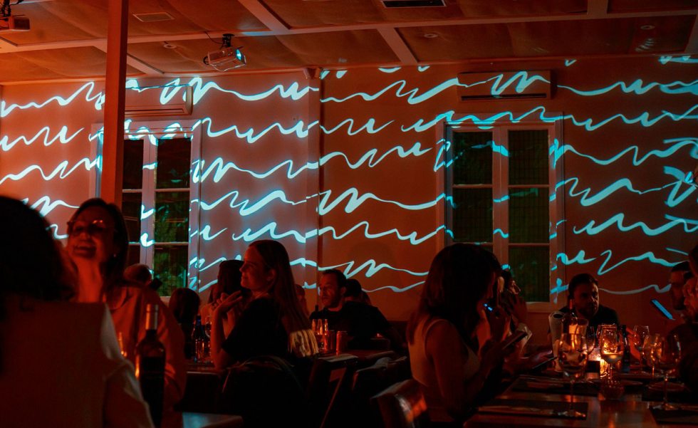 As imagens do espaço com projeções digitais mudam conforme o tema do cardápio As imagens do espaço com projeções digitais mudam conforme o tema do cardápio
