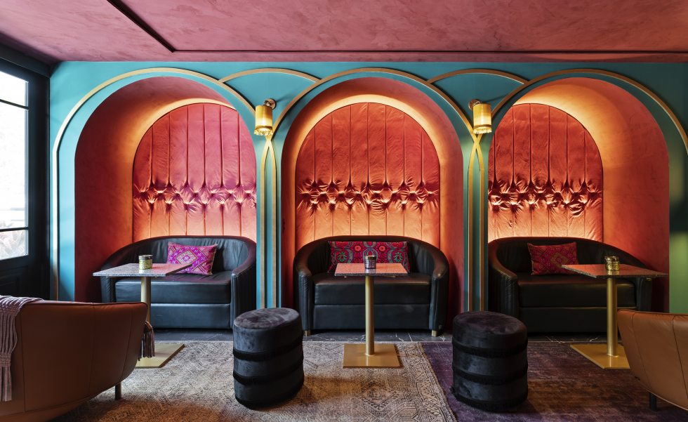 Luz indireta e cores que abraçam criam o cenário intimista e convidativo do Wine Bar Pra Lá de Marrakech, assinado pela designer de interiores Alessandra Casagrande.