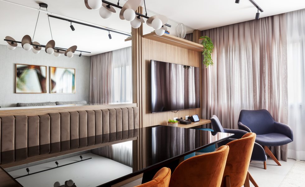 Projetado pela designer de interiores Giseli Koraicho, à frente do escritório Infinity Spaces Arquitetura e Interiores, o apartamento incorporou soluções práticas que resultaram em segurança, conforto e bem-estar para o morador com deficiência visual | Foto: Dotta