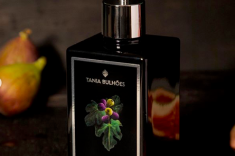 Figo Negro: revela sofisticação e magnetismo em nuances frutadas mediterrâneas. Uma assinatura imponente que envelopa lavabos e halls com refinamento. Produto: Linha Figo Negro, de Tânia Bulhões.