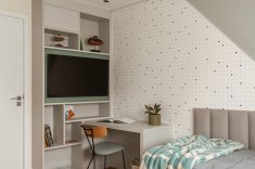 A integração entre cama, armazenamento e espaço de estudos ajuda a aproveitar melhor a área disponível.