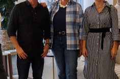 Os arquitetos Sérgio Valliatti e Luciana Patrão assinam o projeto que é destaque de capa da nova edição. Ao centro, a diretora da Casacor Paraná, Marina Nessi