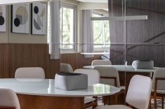 Sensação de Amplitude: Na sala de jantar, o painel de espelho bisotê amplia visualmente a área compacta, enquanto a mesa para seis lugares consolida a nova capacidade do espaço.