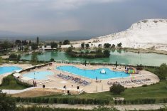 A paisagem de Pamukkale atrai visitantes desde a época do Império Romano.