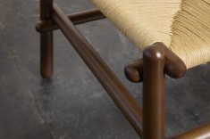 Madeira e fios trançados lembram as antigas peças de palha, da coleção Entre Linhas. Foto André Klotz.