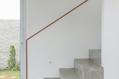 Vermelho e tons de cimento formam os contrastes de cor no projeto. 