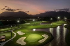 Campo de golfe iluminado para prática do esporte à noite, outra inovação do All Resort.