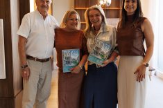O casal Nilson e Celia Zancan com as arquitetas Val Ruon e Gabriela Freitas