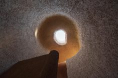 Os cilindros são ocos e criam espaços inspirados nas cavernas naturais, com luz filtrada.