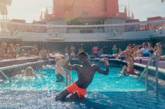 Inspirado no convés de um superiate, o deck da piscina combina linhas curvas e cores vibrantes 