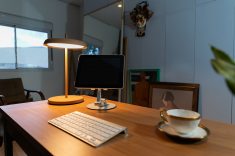 A luminária de mesa atua como luz de apoio lateral, suavizando sombras e valorizando o tom de pele de forma natural. Foto Emerson Rodrigues - Divulgação Yamamura