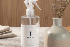 Limão siciliano: irradia otimismo através de um dulçor cítrico vibrante. O acorde leve estimula o convívio e renova o dinamismo em salas de estar. Produto: Água Perfumada Sicília, da Trussardi.
