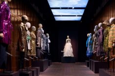 O desenho que resistiu ao tempo: a engenharia utilitária do trench coat clássico em exibição no Victoria and Albert Museum, em Londres.