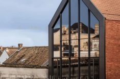 A nova fachada de vidro e tijolos da Maison Bollinger, já concluída pelo escritório BPM Architectes, se integra diretamente aos vinhedos.