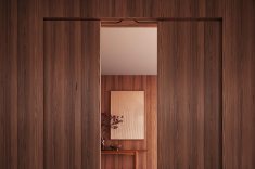 Sistema Coplanar, da Rometal, que suporta portas com até 70 kg, ganhou reconhecimento no Red Dot Award.