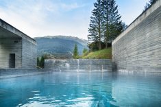 O projeto das termas, assinado por Peter Zumthor, foi concebido como uma sequência de espaços escavados na montanha.