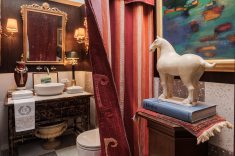 Toilette, de Carlos Reichmann - Arte, mobiliário, objetos decorativos e referências clássicas transformam o lavabo em um ambiente pensado para ser observado e apreciado. Foto Vinicius Moscato.