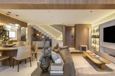 No living, sofá Stupore (Natuzzi Editions para Ton Sur Ton), pufe Taylor (Ton Sur Ton) e poltrona Re-Vive Quilted Queen (Natuzzi Italia para Ton Sur Ton).