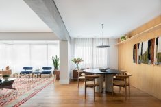 Peças de formas e materiais distintos convivem na mesma composição.