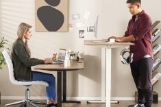 Mesa elétrica - O ajuste por botões facilita a mudança de altura ao longo do expediente. Os modelos custam, em média, de R$ 2,5 mil a R$ 6 mil.
