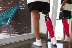 Confete é a primeira capa adaptável e colorida de prótese de perna produzida em massa no mundo