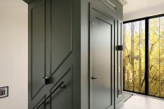 Cait acessa todos os andares através da nova estrutura construída para o elevador.